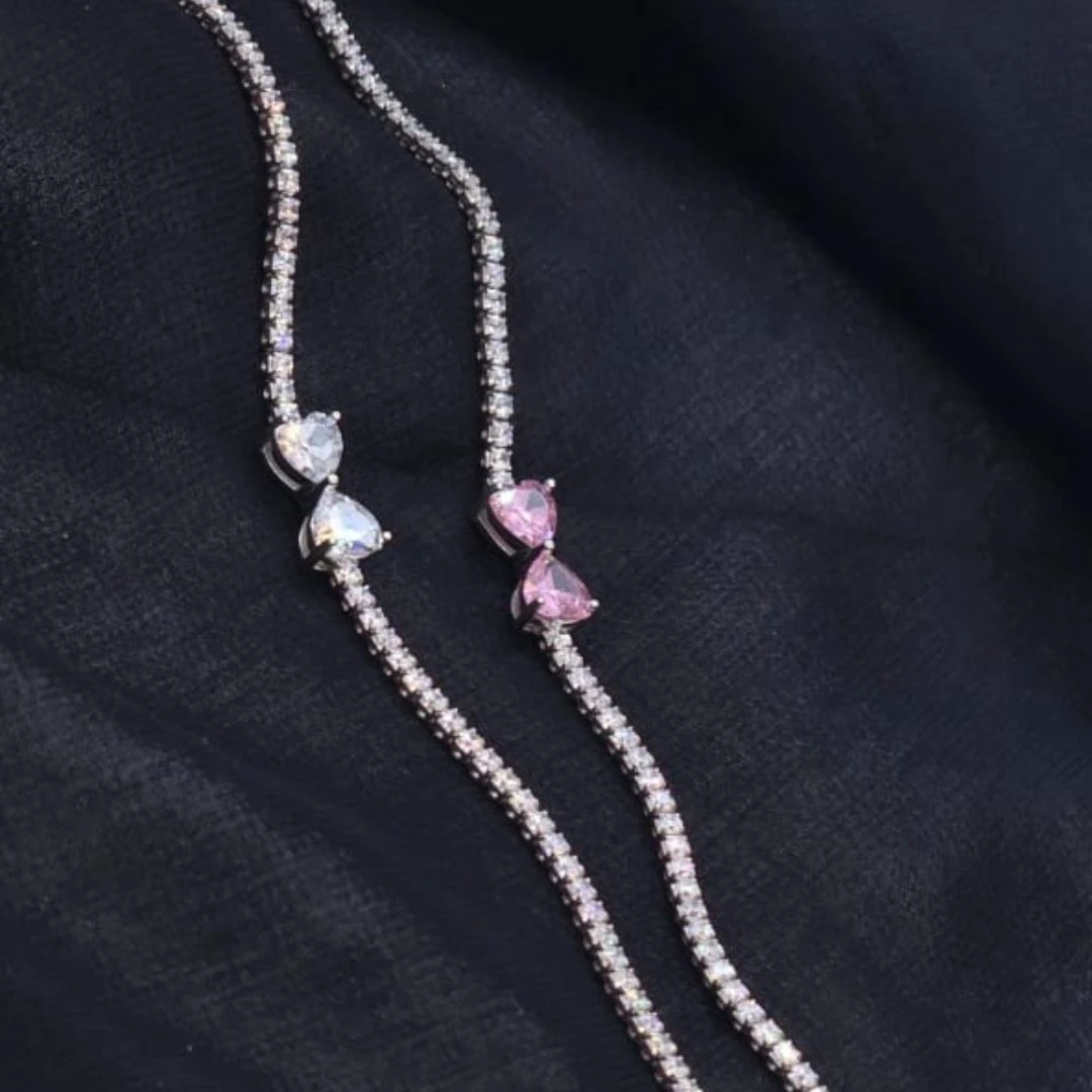 An elegant and charming bow bracelet in white and pink colors