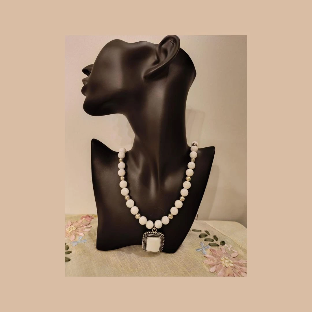✨ Necklace with Natural Bone and Stone – Elegance Inspired by Authenticity ✨