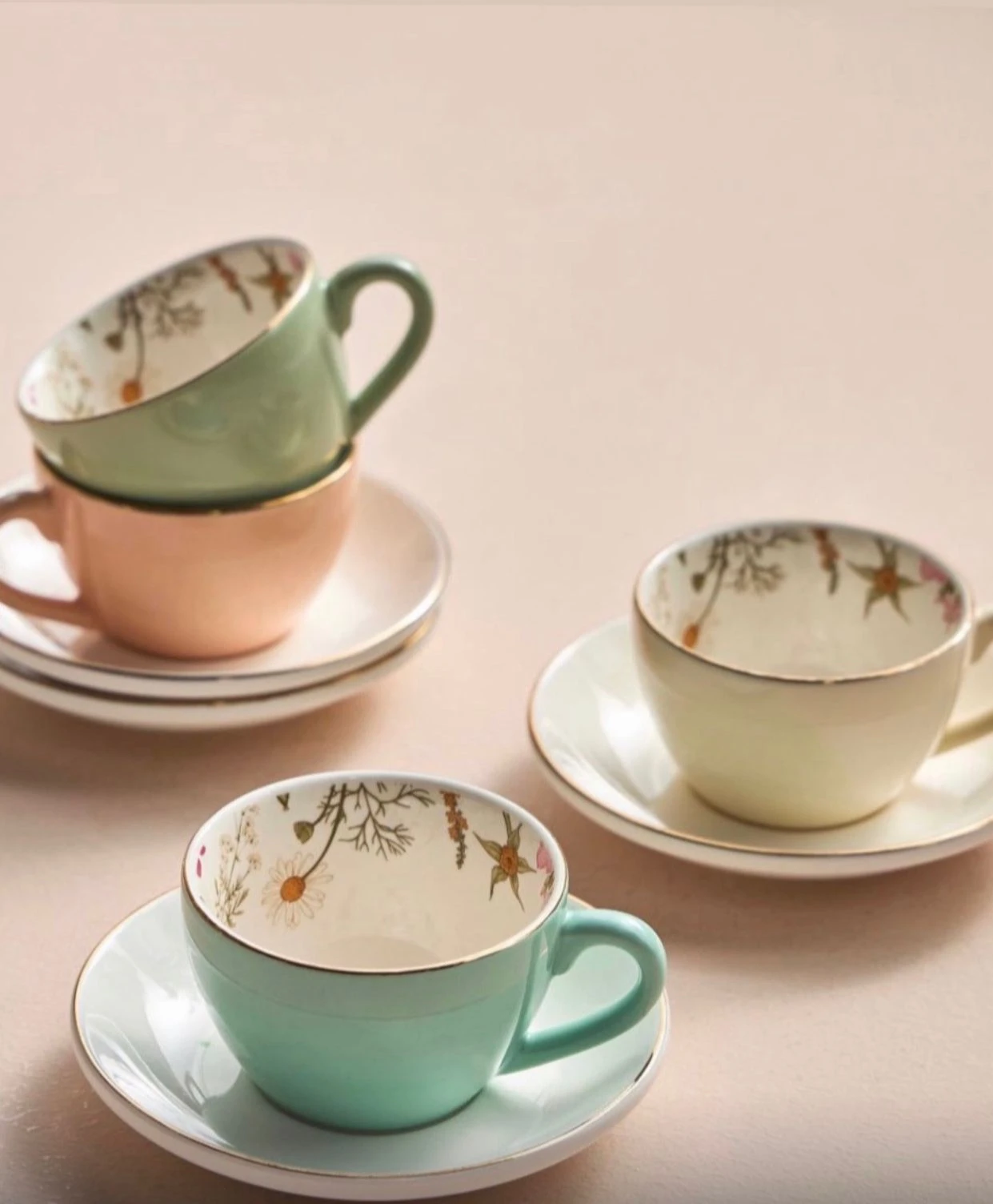 Elegant Coffee Set – 4 Cups with Matching Saucers, Stylish Design for Daily Use 