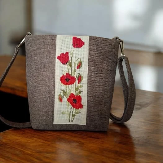 Hand-Embroidered Poppy Bag – An Artistic Touch from Bethlehem