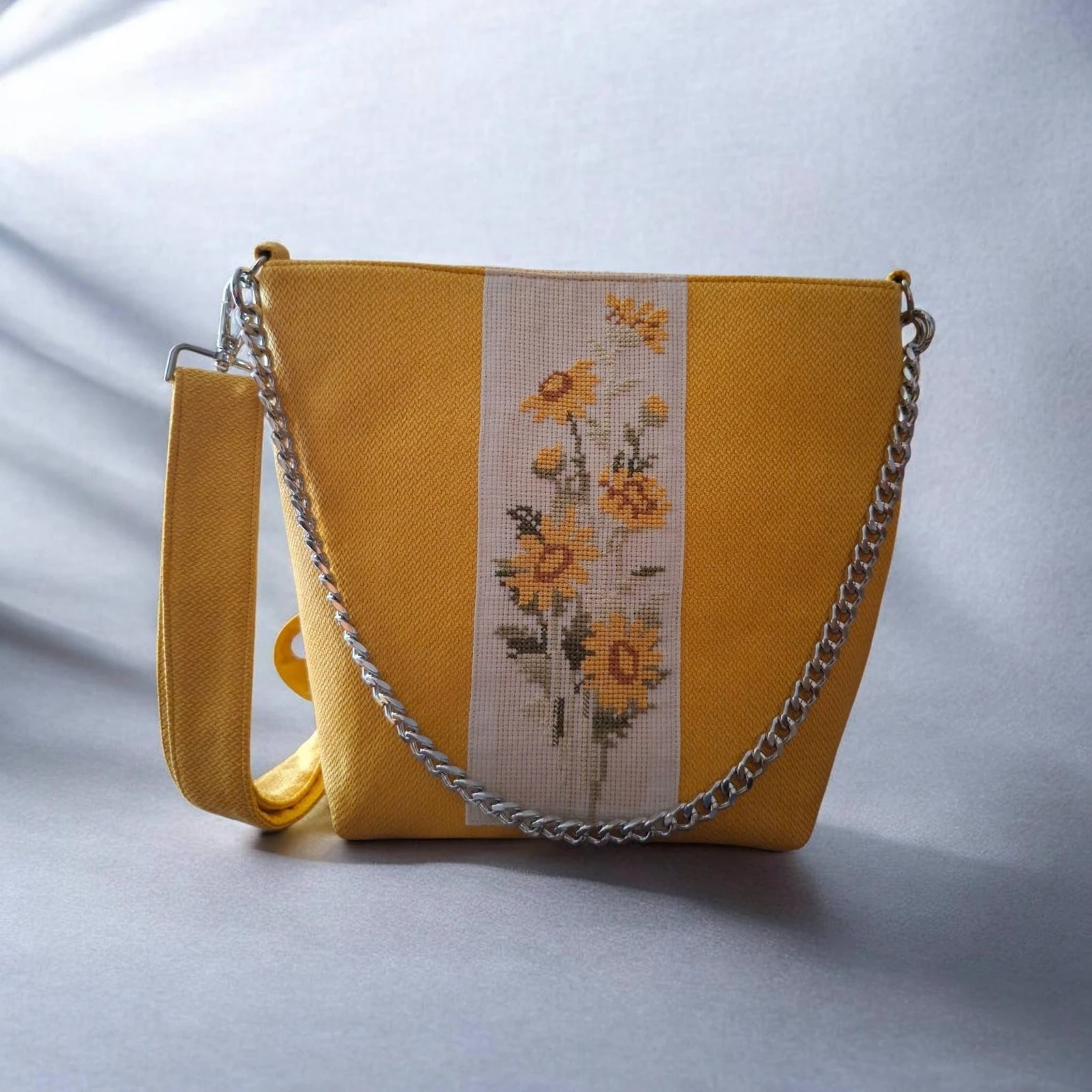 Hand-Embroidered Fennel Flower Bag – An Artistic Touch from Bethlehem